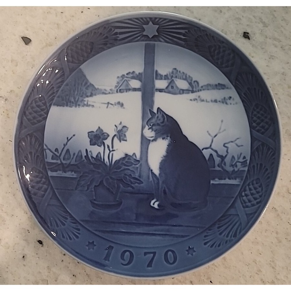 Rose and Cat Christmas Royal Copenhagen 7" inch Plate 1970 Julerose OG Kat